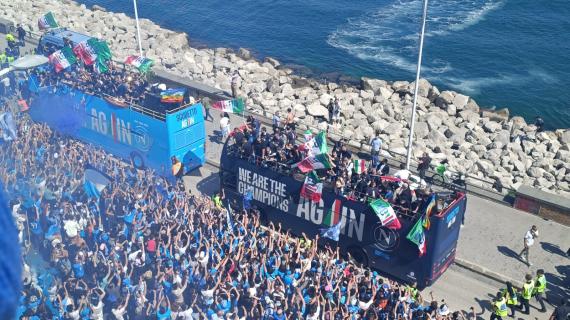 Conte alla sfilata Scudetto. Corriere della Sera in apertura: "Napoli, 200mila in festa"