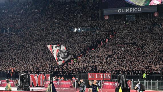 Milan, appesi due striscioni fuori dalla sede: "Il Milan siamo noi" e "Maldini=Identità"