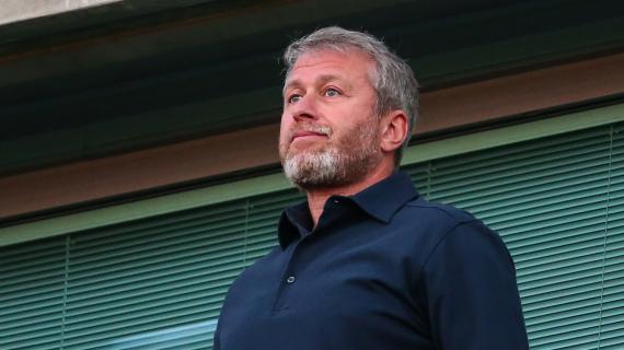 UK contro Abramovich: "2,5 miliardi dalla vendita del Chelsea vadano a scopi umanitari"
